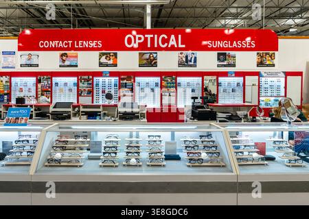 Optische Augenbrillen kontaktieren die Sonnenbrillenabteilung bei Costco Wholesale Kirkland Signature Warehouse Interior Stockfoto