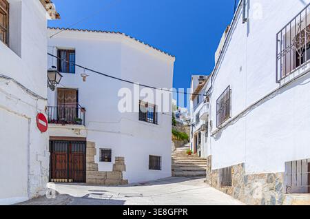 Altea Altstadt enge Straße mit Treppe, typische weiße Häuser traditionelle Gebäude an sonnigen Sommertagen, Altea Altstadt Casco Antigu Stockfoto