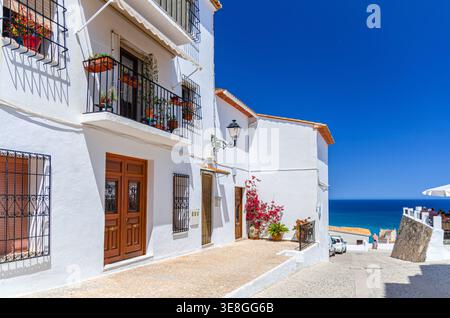 Altea Altstadt enge Straße mit typischen weißen Häusern traditionelle Gebäude, Mittelmeer Wasser an sonnigen Sommertagen, Altea Stadt historisches Zentrum Stockfoto