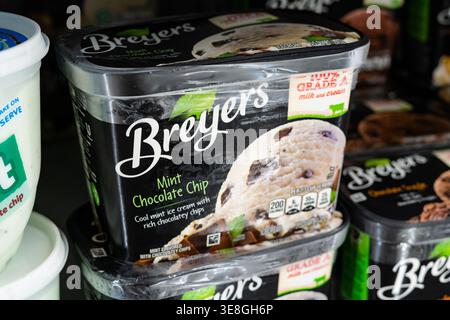 Breyers Mint Schokoladen-Chip-Eisbehälter Werden Im Lebensmittelgeschäft Gefrorenes Dessertregal Im Retail-Gefriergang Ausgestellt Stockfoto