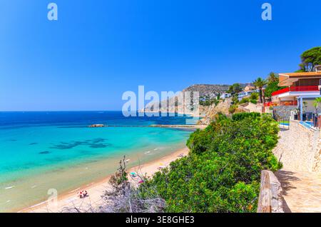 Panoramablick Küste Costa Blanca Küste mit Sandstrand, Touristenweg, Wohnhäuser in Calpe Stadt, Calpe Bucht Mittelmeer azu Stockfoto