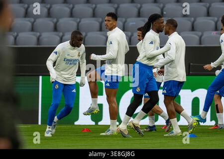 MÜNCHEN, DEUTSCHLAND - 14. APRIL: Jude Bellingham von Real Madrid und Eduardo Camavinga von Real Madrid während des offiziellen Trainings in der Allianz Arena am 14. April 2026 in München, Deutschland, vor dem zweiten Legspiel der UEFA Champions League. Stockfoto