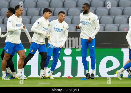 MÜNCHEN, DEUTSCHLAND - 14. APRIL: Kylian Mbappé von Real Madrid und Antonio Rüdiger von Real Madrid während des offiziellen Trainings in der Allianz Arena am 14. April 2026 in München, Deutschland, vor dem zweiten Legspiel im Viertelfinale der UEFA Champions League. Stockfoto