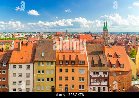 Nürnberger Stadtansicht, Panoramablick auf die Altstadt Nürnberg Altstadt Mitte mit bunten mittelalterlichen Gebäuden, Nürnberg Panorama, Mi Stockfoto