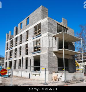 Mehrstöckiges Wohngebäude aus Betonblock im Bau mit offenen Balkonen und Struktur Stockfoto