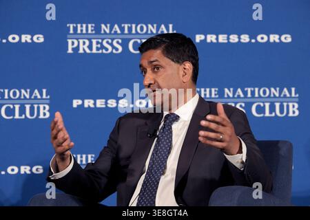 Washington, USA. April 2026. Die US-Rep. RO Khanna (D-CA) hält Bemerkungen über die Aussage des ehemaligen Generalstaatsanwalts Bondi, ihre Relevanz für das, was die Öffentlichkeit über die Epstein-Akten weiß, und wie die Verbrechen von Jeffrey Epstein und Ghislaine Maxwell mit den US-amerikanischen Angelegenheiten in Zusammenhang stehen, heute am 14. April 2026 im National Press Club in Washington DC, USA. (Lenin Nolly/SIPA USA) Credit: SIPA USA/Alamy Live News Stockfoto