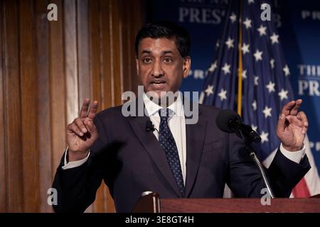Washington, USA. April 2026. Die US-Rep. RO Khanna (D-CA) hält Bemerkungen über die Aussage des ehemaligen Generalstaatsanwalts Bondi, ihre Relevanz für das, was die Öffentlichkeit über die Epstein-Akten weiß, und wie die Verbrechen von Jeffrey Epstein und Ghislaine Maxwell mit den US-amerikanischen Angelegenheiten in Zusammenhang stehen, heute am 14. April 2026 im National Press Club in Washington DC, USA. (Lenin Nolly/SIPA USA) Credit: SIPA USA/Alamy Live News Stockfoto