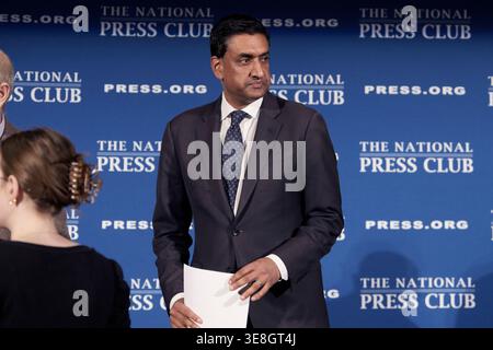 Washington, USA. April 2026. Die US-Rep. RO Khanna (D-CA) hält Bemerkungen über die Aussage des ehemaligen Generalstaatsanwalts Bondi, ihre Relevanz für das, was die Öffentlichkeit über die Epstein-Akten weiß, und wie die Verbrechen von Jeffrey Epstein und Ghislaine Maxwell mit den US-amerikanischen Angelegenheiten in Zusammenhang stehen, heute am 14. April 2026 im National Press Club in Washington DC, USA. (Lenin Nolly/SIPA USA) Credit: SIPA USA/Alamy Live News Stockfoto