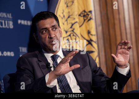 Washington, USA. April 2026. Die US-Rep. RO Khanna (D-CA) hält Bemerkungen über die Aussage des ehemaligen Generalstaatsanwalts Bondi, ihre Relevanz für das, was die Öffentlichkeit über die Epstein-Akten weiß, und wie die Verbrechen von Jeffrey Epstein und Ghislaine Maxwell mit den US-amerikanischen Angelegenheiten in Zusammenhang stehen, heute am 14. April 2026 im National Press Club in Washington DC, USA. (Lenin Nolly/SIPA USA) Credit: SIPA USA/Alamy Live News Stockfoto