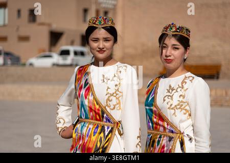 Nahaufnahme-Porträt von Frauen in traditioneller usbekischer Tracht mit farbenfrohem Ikat-Stoff, Stickerei und zeremoniellen Kopfschmuck Stockfoto