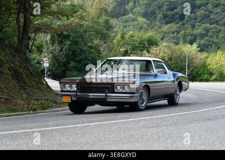 Klassische Buick Riviera Bootsfahrt auf dem Pezinská Baba Pass in der Slowakei Stockfoto
