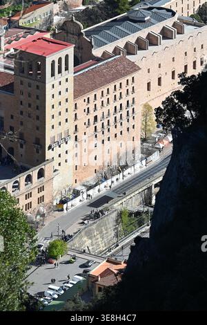 Kloster Montserrat in Katalonien, Spanien, von der Spitze der Sant Joan Standseilbahn in vertikaler Form gesehen Stockfoto