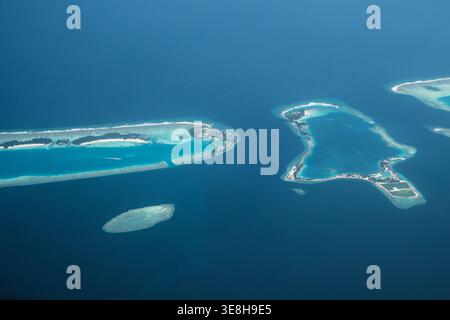 Aus der Vogelperspektive auf türkisfarbenes Wasser umschließen die verstreuten Inseln und Atolle wie Juwelen in der weiten Weite des Indischen Ozeans, Flug von Male nach Hani Stockfoto
