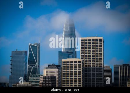 17. OCT 2025 - San Francisco, USA - der Salesforce Tower im Finanzviertel, der höchste Turm in San Francisco. Stockfoto