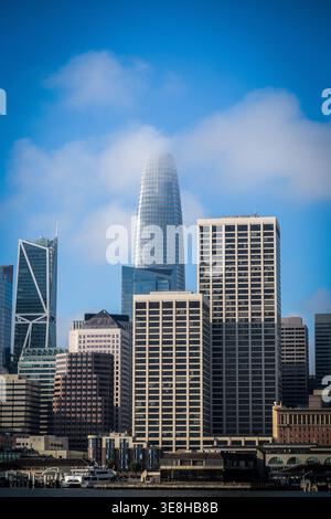 17. OCT 2025 - San Francisco, USA - der Salesforce Tower im Finanzviertel, der höchste Turm in San Francisco. Stockfoto