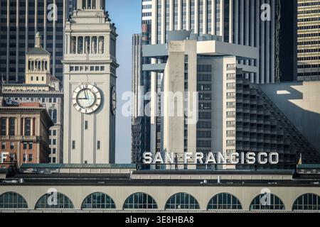 17. OCT 2025 - San Francisco, USA - die Gebäude des Hafens von San Francisco und die Wolkenkratzer des Finanzviertels vom Meer aus gesehen. Stockfoto