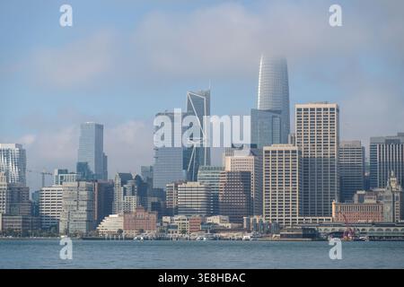 17. OCT 2025 - San Francisco, USA - die Gebäude des Hafens von San Francisco und die Wolkenkratzer des Finanzviertels vom Meer aus gesehen. Stockfoto