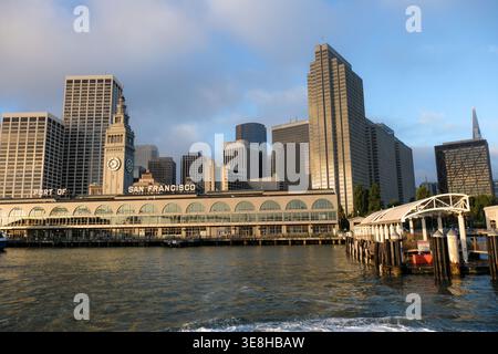 17. OCT 2025 - San Francisco, USA - die Gebäude des Hafens von San Francisco und die Wolkenkratzer des Finanzviertels vom Meer aus gesehen. Stockfoto