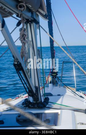 22. August 2025 - Solent, Großbritannien - Blick auf den Solent und eine Segelyacht mit Segelmast und Takelage. Stockfoto