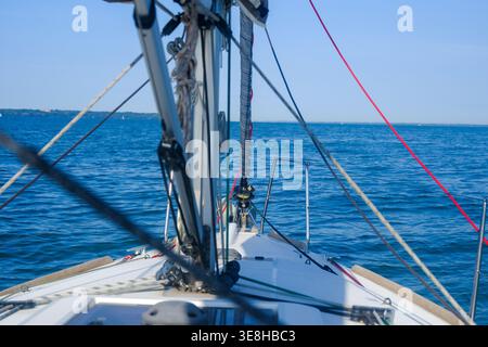22. August 2025 - Solent, Großbritannien - Blick auf den Solent und eine Segelyacht mit Segelmast und Takelage. Stockfoto