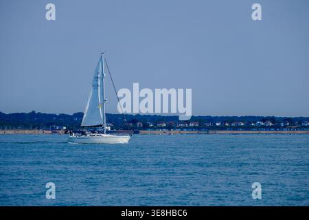 22. August 2025 - Solent, Großbritannien - Blick auf den Solent und eine Segelyacht mit Segelmast und Takelage. Stockfoto