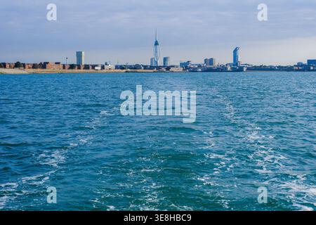 22. August 2025 - Portsmouth, Großbritannien - Blick von der Rückseite einer Segelyacht in Richtung Portsmouth und Spinnaker Tower Stockfoto