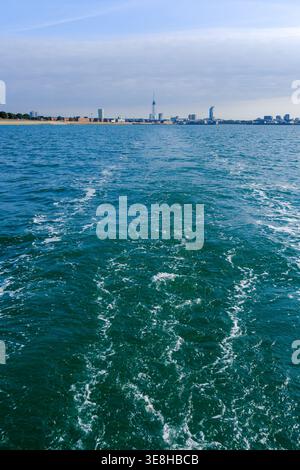 22. August 2025 - Portsmouth, Großbritannien - Blick von der Rückseite einer Segelyacht in Richtung Portsmouth und Spinnaker Tower Stockfoto