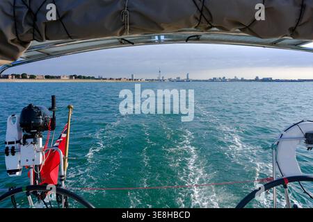 22. August 2025 - Portsmouth, Großbritannien - Blick von der Rückseite einer Segelyacht in Richtung Portsmouth und Spinnaker Tower Stockfoto