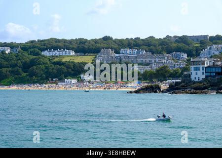 05 Aug 2025 - Cornwall, England, Großbritannien - Urlauber und Touristen am Strand von St. Ives, Cornwall Stockfoto