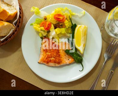 Geröstetes Lachssteak mit einem leichten Gemüsesalat Stockfoto