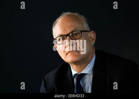 Roberto Gualtieri, Bürgermeister von Rom, nimmt am 14. April 2026 an der Pressekonferenz des bevorstehenden Internazionali BNL d'Italia 2026 Tennis Turniers im Foro Italico in Rom Teil. Stockfoto
