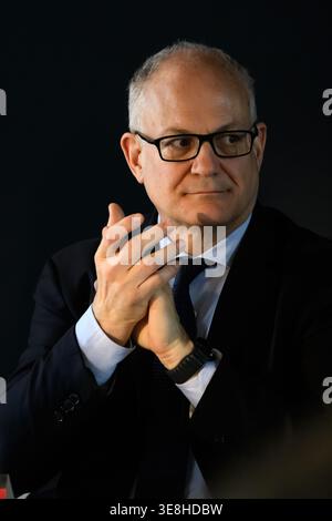 Roberto Gualtieri, Bürgermeister von Rom, nimmt am 14. April 2026 an der Pressekonferenz des bevorstehenden Internazionali BNL d'Italia 2026 Tennis Turniers im Foro Italico in Rom Teil. Stockfoto