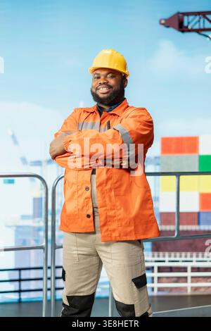 Porträt eines glücklichen Offshore-Plattformarbeiters, der mit der Überwachung der Umweltauswirkungen beauftragt ist und nachhaltiges Bohren sicherstellt. Fröhlicher Spezialist für Bohrgeräte, der Maßnahmen zum Schutz des Meeresökosystems ergreift Stockfoto