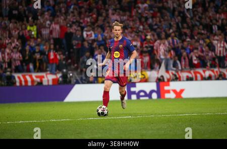 Madrid, Spanien, 14. April 2026: Barcelona-Spieler Frenkie de Jong (21) läuft mit dem Ball im UEFA Champions League-Viertelfinale 2. Leg 2025-26 zwischen Atlético Madrid und Barcelona am ​​on 14. April 2026 im Metropolitano-Stadion in Madrid. Quelle: Alberto Brevers / Alamy Live News. Stockfoto