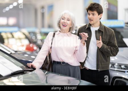 Er kauft ein Auto für seine ältere Mutter Stockfoto