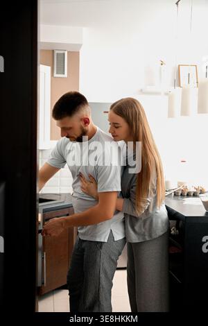 Ein junges Paar genießt es, zusammen zu kochen. Das Konzept von Glück, Liebe und Lebensstil. Stockfoto