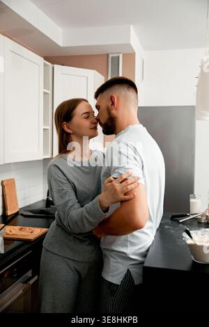 Junges Paar genießt die gemeinsame Zeit beim Kochen zu Hause. Das Konzept von Liebe und Glück. Stockfoto