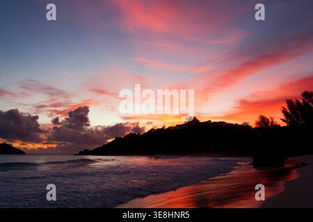 Farbenfroher Sonnenuntergang über der tropischen Küste auf Mahe, Seychellen Stockfoto