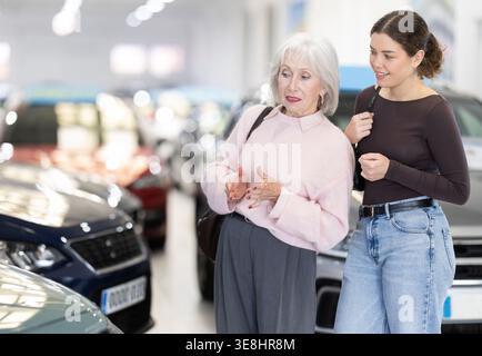 Die junge Frau kauft ein neues Auto für ihre ältere Mutter Stockfoto