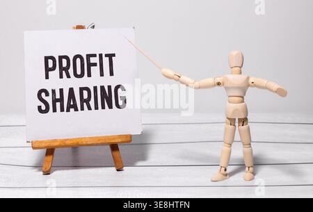 Bürotisch mit geschriebenem GEWINN IN Papierform, GEMEINSAM mit Stift, Geschäftskonzept von oben mit Kopierraum Stockfoto
