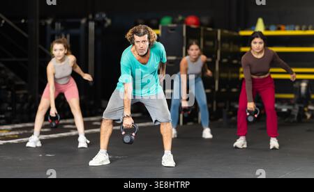 Mann, der Übungen mit einer Kettlebell im Fitnessstudio macht Stockfoto