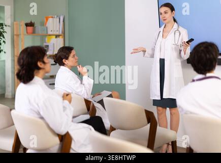 Qualifizierte Ärztin führt eine Vorlesung für medizinische Fachkräfte Stockfoto