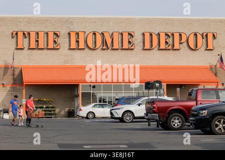 Eine Familie schiebt einen Einkaufswagen vor einem Home Depot-Geschäft in Kingston, New York. Stockfoto