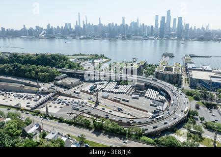 Aus der Vogelperspektive des Lincoln Tunnels in Weehawken, NJ, mit der Skyline von Midtown Manhattan über den Hudson River Stockfoto