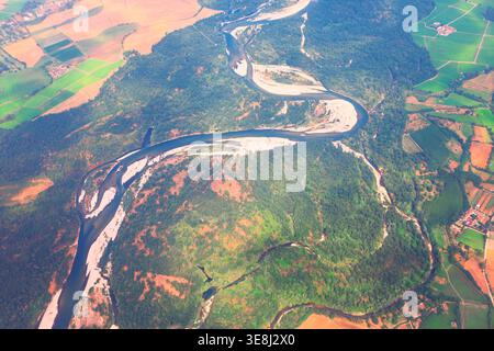 Der Fluss Tagliamento in Italien schlängelt sich durch ein üppiges Alpental mit seinen geflochtenen Kanälen. Diese Luftaufnahme fängt das wilde türkisfarbene Wasser ein, das AC fließt Stockfoto