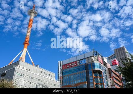 Telekommunikationsturm auf dem NTT Communications Yokohama Nishi Building - Yokohama, Japan - 10. November 2025 Stockfoto