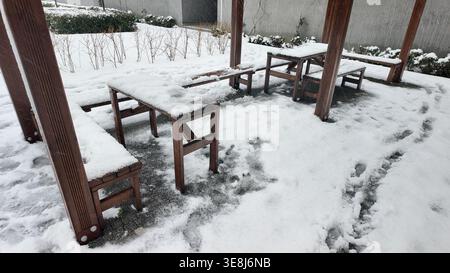 Schneebedeckte Bänke in einem Park während der Wintersaison Stockfoto