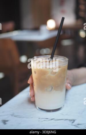 Eiskaffee, serviert auf einem Tisch in einem Café Stockfoto