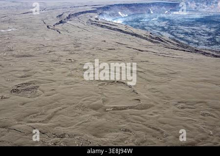Aus der Vogelperspektive sehen Sie die komplizierten Risse auf dem gehärteten Lavaböden des Hawaii Volcanoes National Park Big Island Hawaii Stockfoto