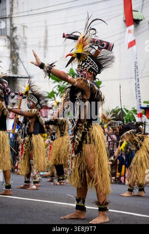 Pangkur-Sagu-Tanz aus Zentral-Papua beim BEN-Karneval. Dieser Tanz ist ein Symbol der Wertschätzung für das Wachstum der Sagobäume auf der fruchtbaren Papua-Pflanze Stockfoto